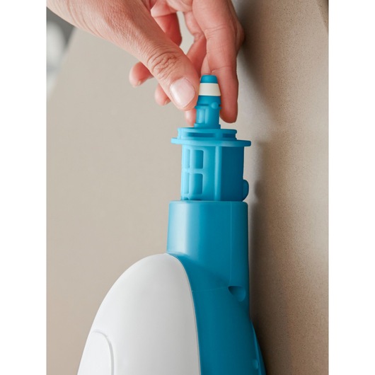 BLACKDECKER FSMH13E10 steam mop water tank nozzle close-up in blue and white, hand adjusting cap.